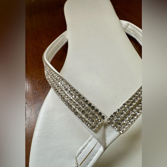 White Rhinestone Sandals Size 7 Glam Flip Flops Summer Party Shoes. - Picture 4 of 7